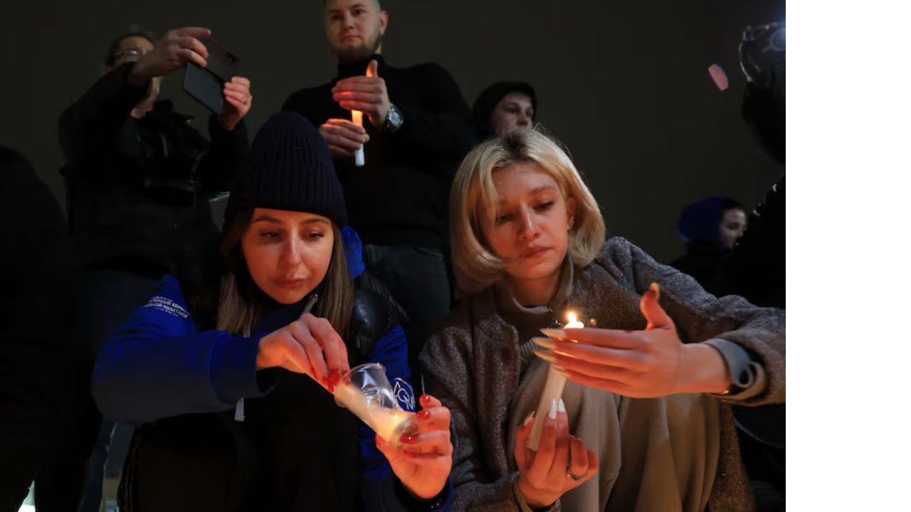 People light candles in memory of the victims of the terrorist attack in Moscow (AP)